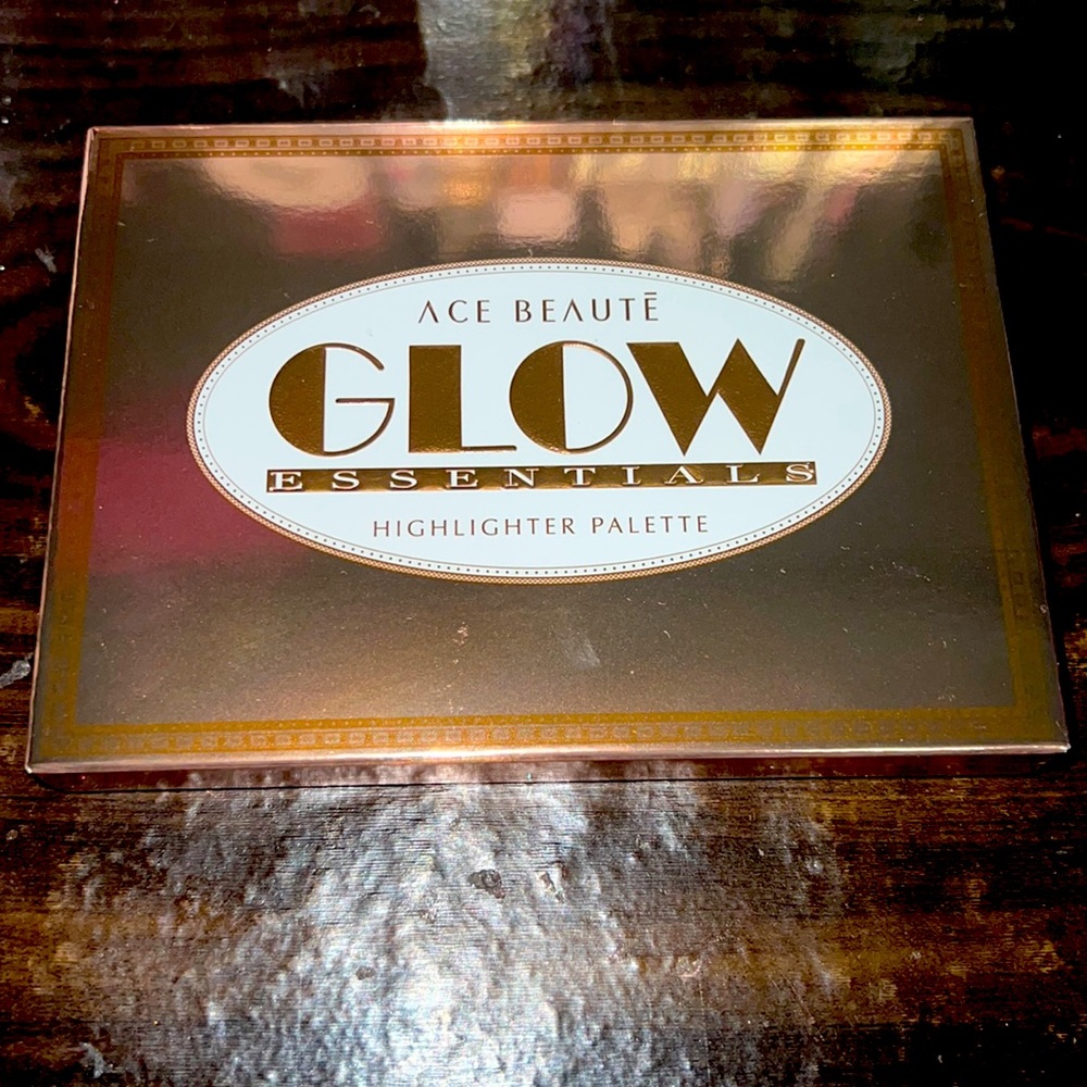 Ace Beautē glow highlighter palette
